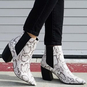 SNAKE PYTHON PRINT POINTY TOE CHELSEA BOOTS